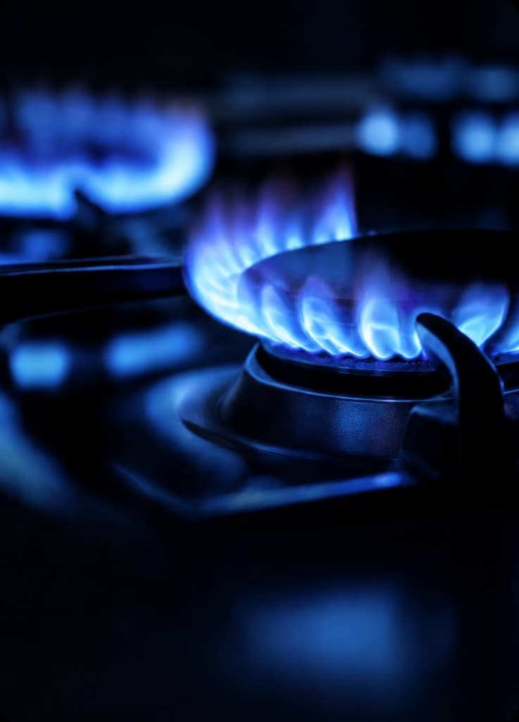 Blaue Gasflamme auf einem Kochfeld – Symbolbild Gas